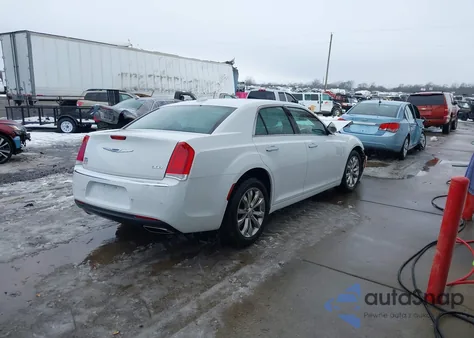 2018 Chrysler 300 Limited Awd z USA, uszkodzony, nr VIN 2C3CCAKG3JH300234